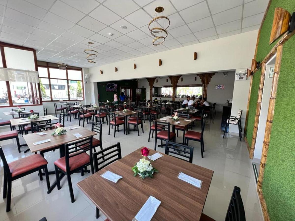 Hotel El Bosque Хаэн Экстерьер фото